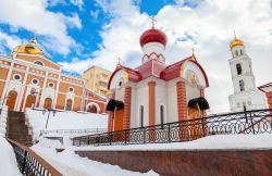 Il convento femminile ortodosso di Iversky in inverno con la neve, Samara (Russia).
