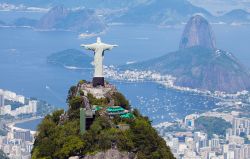 Il Corcovado con il Cristo Redentore, il Pan di Zucchero e il panorama della baia di Rio de Janeiro