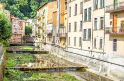 Il corso d'acqua del Fiume Reno, che attraversa il centro di Porretta Terme, Appennino emiliano, provincia di Bologna 