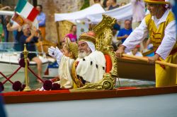 Il corteo storico della celebre regata di Venezia, sul Canal Grande - © Ivan Marc / Shutterstock.com