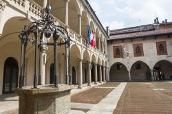 Il cortile del Broletto di Novara, Piemonte. Siamo nel centro città a pochi passi dal duomo: vi si accede tramite un passaggio ad arco da piazza della Repubblica e tramite un secondo ...