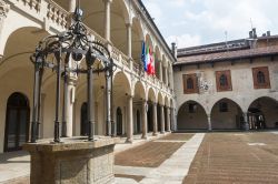 Il cortile del Broletto di Novara, Piemonte. Siamo nel centro città a pochi passi dal duomo: vi si accede tramite un passaggio ad arco da piazza della Repubblica e tramite un secondo ...