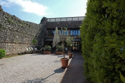 Il cortile del castello di Bellaguarda a Montecchio Maggiore, provincia di Vicenza - © MTravelr / Shutterstock.com