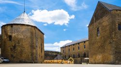 Il cortile del castello di Sedan in una giornata d'estate (Francia) - © vvoe / Shutterstock.com