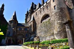 Il cortile del Reichsburg, il maestoso castello di Cochem, in Germania.