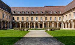 Il cortile dell'abbazia di Cluny, Borgogna-Franca Contea. Questo monastero è stato la più famosa e prestigiosa istituzione monastica d'Europa - © Jacky D / Shutterstock.com ...