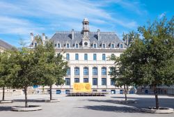 Il cortile dell'antico collegio Jules Simon di Vannes, Francia. Questo luogo dedicato alla cultura e all'educazione vanta una storia di oltre 4 secoli - © Gimas / Shutterstock.com ...