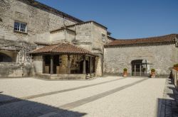 Il cortile delle distillerie Otard nella città di Cognac, Francia - © Evgeny Shmulev / Shutterstock.com