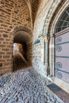 Il cortile dell'Hotel Dieu nella cattedrale di Le Puy-en-Velay (Francia) con l'ingresso al chiostro.  Siamo nella regione Auvergne-Rhone-Alpes. 
