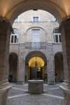 Il cortile di un edificio storico nel centro storico di Fermo, Marche, al calar del sole - © Claudio Giovanni Colombo / Shutterstock.com
