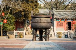 Il cortile di un tempio di Qingdao, Cina.
