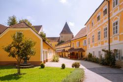 Il cortile di una chiesa cattolica a Bad Radkersburg (Austria) in una giornata estiva.
