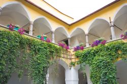 Il cortile fiorito della Apothekerhaus, edificio medievale di Judenburg (Austria). La sua costruzione risale al XVI° secolo - © Timelynx / Shutterstock.com