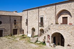 Il cortile interno del castello di Sant'Agata di Puglia, Italia. Dal 2000 è bene pubblico comunale. Dalla torre e dal camminamento si gode una vista spettacolare sulla valle del Calaggio.
 ...