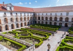 Il cortile interno del monastero cattolico di Alcobaca, Portogallo. Statue e decorazioni scultoree abbelliscono le siepi di questo grazioso giardino.



