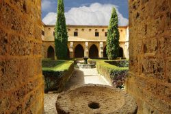 Il cortile interno del Monastero di Pietra a Nuevalos, Spagna. Abbandonato nel 1835 a causa della confisca di Mendizabal, il monastero fu acquistato da un un individuo qualche anno più ...