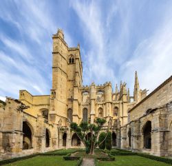 Il cortile interno della cattedrale di Narbona, Francia. Gioiello in stile gotico, questo edificio religioso offre ai visitatori una tranquilla passeggiata nel chiostro.
