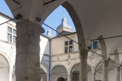 Il cortile interno di Palazzo Ducale, sede della facoltà di Giurisprudenza, Università di Camerino, Marche  - © Claudio Giovanni Colombo / Shutterstock.com