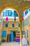 Il cortile interno di una boutique a Sfax, Tunisia. Questo antico palazzo, con stucchi e decorazioni, è stato trasformato in un negozio di abbigliamento - © eFesenko / Shutterstock.com ...