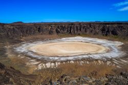 Il cratere Al Wahbah a 250 km da Ta'if, Arabia Saudita. Questo cratere vulcanico inattivo è solo uno dei tanti presenti nel territorio dell'Arabia Saudita; è circondato ...