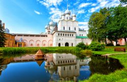Il Cremlino di Rostov-on-Don, Russia, in una giornata estiva di sole. Affacciato sul Lago Nero, con la sua cerchia di mura turrite risalenti al XVII° secolo, il Kremlin di questa città ...