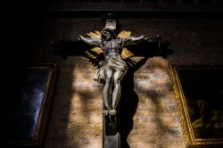 Il crocifisso all'interno della cattedrale di San Benigno a Digione, Borgogna, Francia - © John_Silver / Shutterstock.com