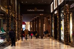 Il cuore dello shopping di lusso a Bologna: la Galleria Cavour durante il periodo del Natale - © Claudio Caridi / Shutterstock.com