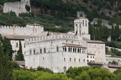 Il cuore storico di Gubbio con il Palazzo dei Consoli e le mura medievali - © Pix4Pix / Shutterstock.com