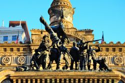 Il Cuyahoga County Soldiers' and Sailors' Monument a Cleveland, stato dell'Ohio (USA): sorge nella centrale Public Square  - © Nigar Alizada / Shutterstock.com