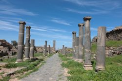 Il decumano massimo nel sito di Bosra, Siria. Lungo 900 metri da est a ovest, il decumano termina con l'arco nabateo.
