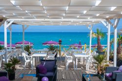 Il dehor di un bar sulla spiaggia di Le Lavandou, Francia, in estate - © Juergen Wackenhut / Shutterstock.com
