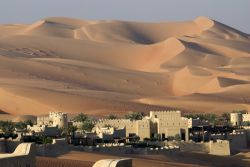 Il deserto dell'entroterra di Abu Dhabi negli Emirati Arabi Uniti