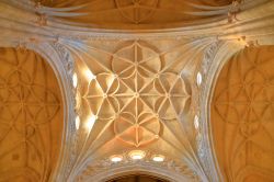 Il dettaglio di una decorazione nel soffitto della cattedrale-fortezza di Almeria, Spagna  - © Inu / Shutterstock.com 
