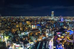 Il distretto di Namba by night a Osaka, Giappone. Si tratta di una famosa area per lo shopping, gli intrattenimenti e la vita notturna della città - © C.Lotongkum / Shutterstock.com ...