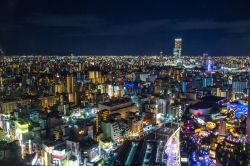 Il distretto di Namba by night a Osaka, Giappone. Si tratta di una famosa area per lo shopping, gli intrattenimenti e la vita notturna della città - © C.Lotongkum / Shutterstock.com ...