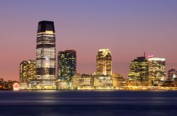 Il distretto finanziario di Exchange Place a Jersey City, New Jersey, USA. Si estende per circa 200 piedi sul fiume Hudson.
