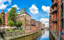 Il distretto Speicherstadt a Amburgo con i canali che hanno dato alla città l'appellativo di Venezia del Nord, Germania.
