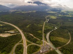 Il Dobratsch Nature Park di Villacher, Bad Bleiberg, visto dall'alto: è attraversato da strade e autostrada (Austria).



