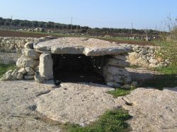 Il Dolmen Stabile a Giuggianello nel Salento, Puglia  - ©  GFDL, Wikipedia