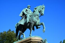 Il duca di Sassonia-Coburgo-Gotha Ernesto II° a Coburgo, Germania: la statua equestre in bronzo all'Hofgarten - © photo20ast / Shutterstock.com