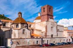 Il Duomo di Bosa, nel centro del borgo. La chiesa più antica è invece quella di San Pietro Extramuros - © ArtMediaFactory / Shutterstock.com