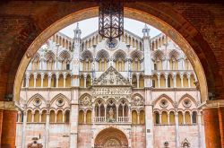 Il Duomo di Ferrara fotografato sal Palazzo dei Duchi Estensi