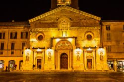 Il duomo di Reggio Emilia fotografato di notte, Emilia Romagna. Dedicata a Santa Maria Assunta, questa cattedrale di impianto romanico è stata oggetto di numerose ricostruzioni durante ...