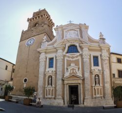 Il duomo di San Pietro e Paolo a Pitigliano, Toscana. Costruito in stile barocco, l'edificio religioso si presenta con facciata tripartita da quattro grandi lesene - © LIeLO / Shutterstock.com ...