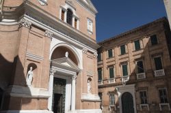 Il duomo di San Settimio in piazza Federico II° a Jesi, Marche. Costruito fra il XIII° e il XIV° secolo da Giorgio da Como, venne successivamente rifatto fra il 1732 e il 1741 da ...