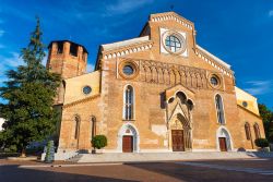 Il duomo di Santa Maria Annunziata nel centro di Udine, Friuli Venezia Giulia. In stile gotico, venne iniziata nel 1236 ma completata solamente nel XVI° secolo - © Rsphotograph / Shutterstock.com ...