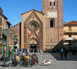 Il Duomo di Santa Maria Assunta, la cattedrale del XV secolo in centro a Chivasso in Piemonte - © Michele Ursi / Shutterstock.com