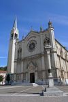 Il duomo di Santa Maria e San Vitale a Montecchio Maggiore, Veneto. L'edificio religioso è stato interamente costruito con pietre estratte dalle cave dei colli sopra la città ...