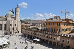 Il Duomo gotico di Ascoli Piceno e la centrale Piazza del Popolo - © trotalo / Shutterstock.com