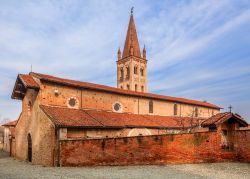 Il duomo in mattoni di Saluzzo, provincia di Cuneo (Piemonte)